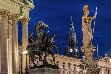 Österreich, Wien, Blick auf Parlamentsgebäude, Rathausturm und Statue der Göttin Pallas Athene bei Nacht - EJWF000535