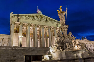Österreich, Wien, Blick auf das beleuchtete Parlamentsgebäude und den Springbrunnen mit der Statue der Göttin Pallas Athene bei Nacht - EJWF000580