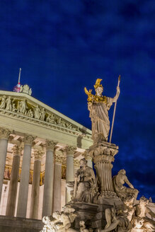 Österreich, Wien, Blick auf das beleuchtete Parlamentsgebäude und den Springbrunnen mit der Statue der Göttin Pallas Athene bei Nacht - EJWF000536
