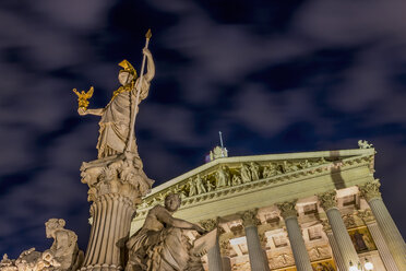 Österreich, Wien, Blick auf das beleuchtete Parlamentsgebäude und die Statue der Göttin Pallas Athene bei Nacht - EJWF000537