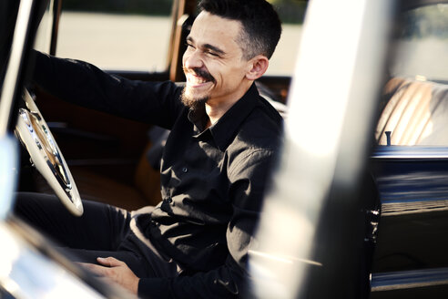 Happy young man inside vintage car - VRF000111