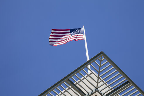 Deutschland, Berlin, US-Botschaft mit amerikanischer Flagge - WIF000944