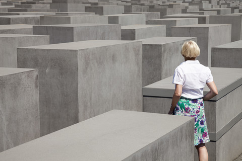 Deutschland, Berlin, Holocaust-Mahnmal, Ältere Frau zwischen Stelen, lizenzfreies Stockfoto