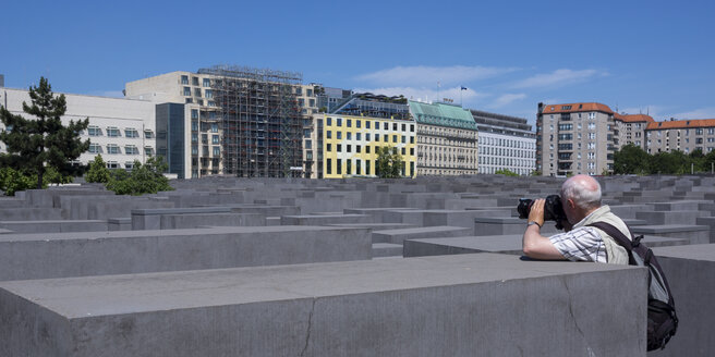 Deutschland, Berlin, Holocaust-Mahnmal, Senior Mann fotografiert Stelen - WIF000950