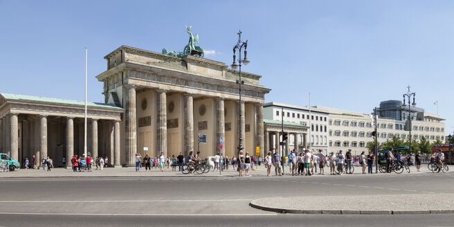 Deutschland, Berlin, Blick auf Brandenburger Tor und Platz des 18. März - WIF000954