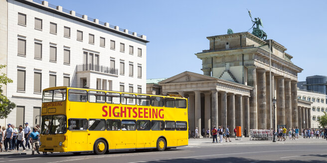 Germany, Berlin, view to Brandenburg Gate and Place of March 18 with tour bus in the foreground - WIF000967