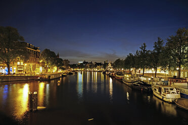 Niederlande, Nordholland, Amsterdam, Fluss Amstel bei Nacht - HOHF000975