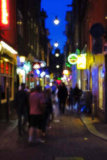 Niederlande, Nordholland, Amsterdam, Rotlichtviertel De Wallen bei Nacht - HOHF000976