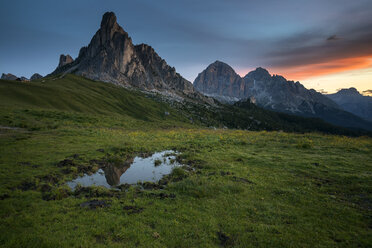 Italien, Venetien, Provinz Belluno, Giau-Pass, Monte Nuvolau bei Sonnenaufgang - MKFF000114