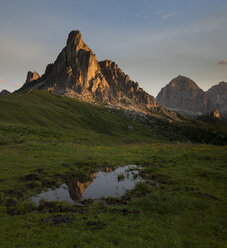 Italien, Venetien, Provinz Belluno, Giau-Pass, Monte Nuvolau bei Sonnenaufgang - MKF000115