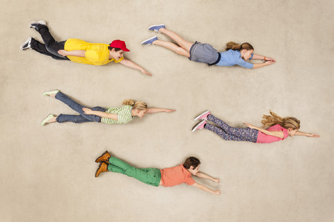 Gruppe von Kindern, die in dieselbe Richtung fliegen, lizenzfreies Stockfoto