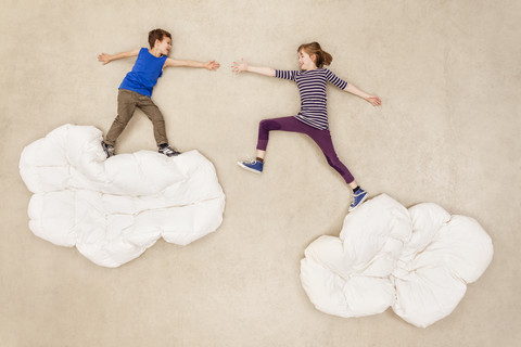 Kinder springen über Wolken, lizenzfreies Stockfoto