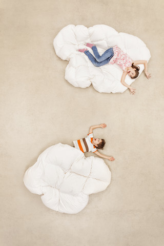 Kinder spielen in den Wolken, lizenzfreies Stockfoto