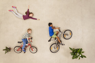 Kinder fahren Fahrrad im Park - BAEF000767