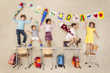 Kinder an ihrem ersten Tag in der Schule - BAEF000782