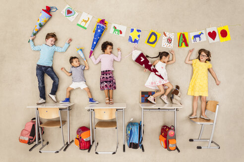 Kinder an ihrem ersten Tag in der Schule - BAEF000782