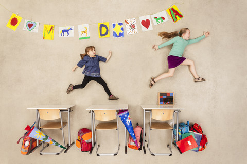 Schulkinder jagen im Klassenzimmer, lizenzfreies Stockfoto