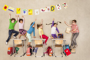 Lehrer und Schulkinder im Klassenzimmer - BAEF000785