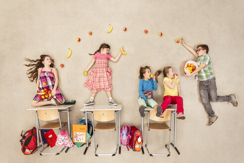 Children eating healthy food at school - BAEF000787