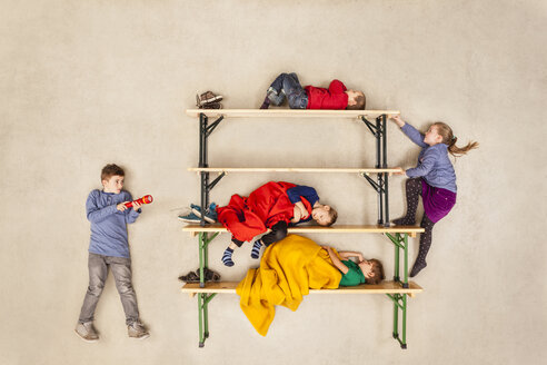 Children sleeping in bunkbed - BAEF000796