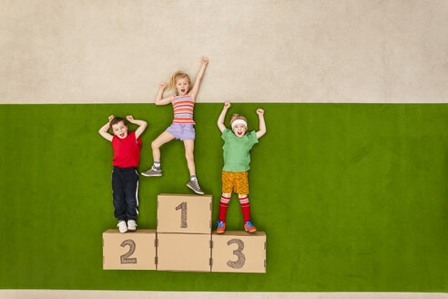 Children standing on podium - BAEF000798