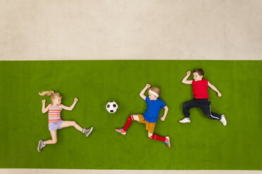 Kinder spielen Fußball im Park - BAEF000799