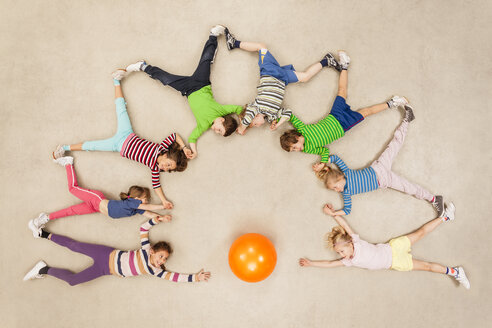 Kinder fliegen um einen Ball - BAEF000805