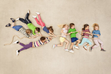 Kinder spielen Tauziehen - BAEF000806