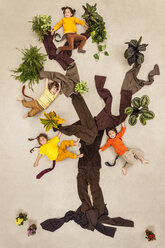 Kinder spielen Affen im Baum - BAEF000817
