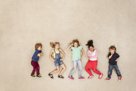 Stehende Kinder, die sich am Kopf kratzen, lizenzfreies Stockfoto