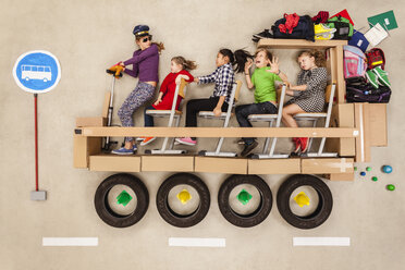 School children in school bus - BAEF000914