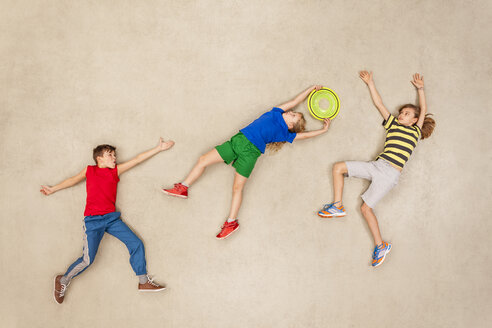 Kinder spielen Frisbee - BAEF000919