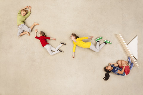 Kinder machen Purzelbäume auf der Wippe, lizenzfreies Stockfoto