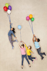 Kinder fliegen an Luftballons davon - BAEF000905