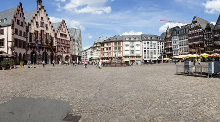 Deutschland, Hessen, Frankfurt, Römerberg mit historischem Rathaus und Gerechtigkeitsbrunnen - AMF002743