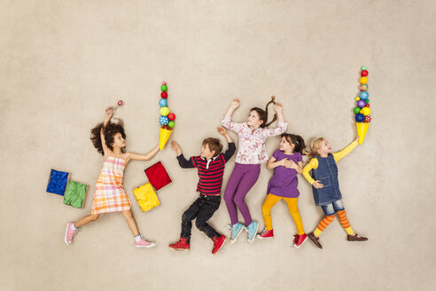 Children eating ice cream - BAEF000955