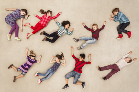 Fröhlich herumtollende Kinder, lizenzfreies Stockfoto