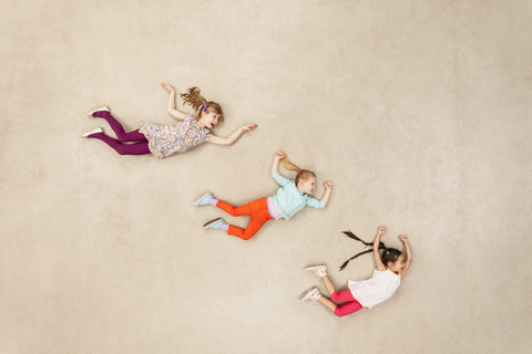 Kinder fliegen durch die Luft, lizenzfreies Stockfoto