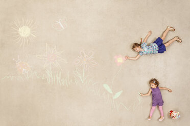 Kinder malen Blumen auf den Boden - BAEF001046