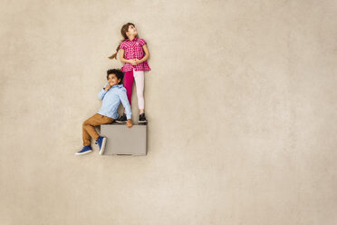 Boy and girl on box - BAEF001011