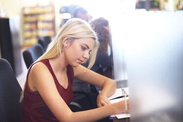 Studentin beim Lernen in einer Bibliothek - ZEF000098