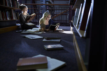 Zwei Studentinnen lernen in einer Bibliothek - ZEF000121