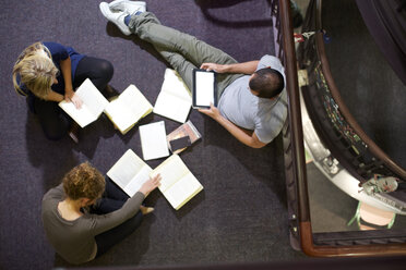 Drei Studenten lernen in einer Bibliothek - ZEF000127