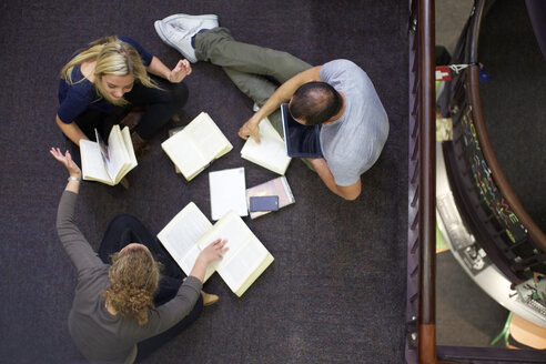 Drei Studenten lernen in einer Bibliothek - ZEF000128
