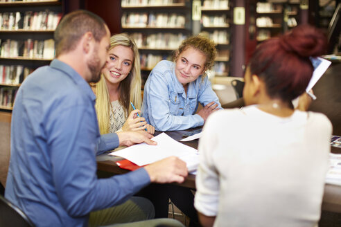 Gruppe von Studenten beim Lernen in einer Bibliothek - ZEF000136