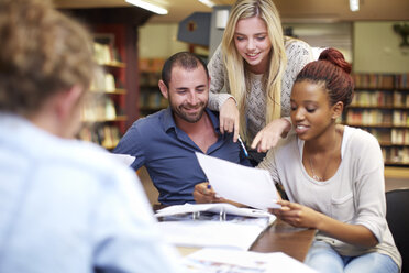 Gruppe von Studenten beim Lernen in einer Bibliothek - ZEF000138