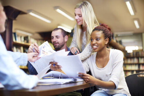 Gruppe von Studenten beim Lernen in einer Bibliothek - ZEF000139