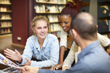 Drei Studenten lernen in einer Bibliothek - ZEF000766