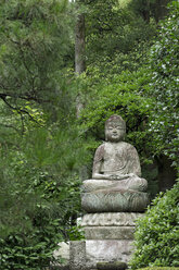 Japan, Kyoto, Buddha-Statue im Garten des Ryoan-ji-Tempels - HLF000727