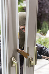 Einbrecher versucht, ins Haus zu gelangen - EJWF000583